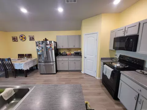 Kitchen - 27 Curly Leaf Ln, Conway, AR 72032 photo 4 of 6