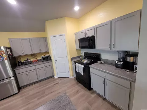 Kitchen - 27 Curly Leaf Ln, Conway, AR 72032 photo 5 of 6