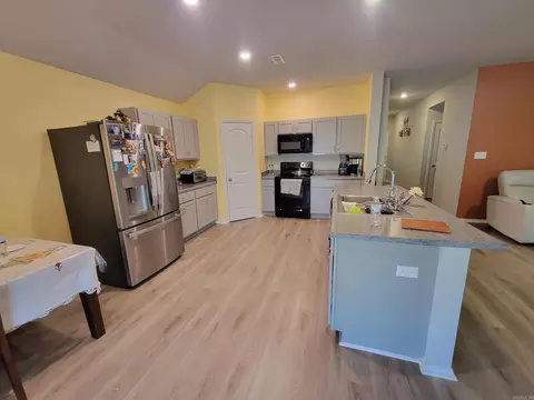 Kitchen - 27 Curly Leaf Ln, Conway, AR 72032 photo 6 of 6
