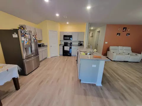 Kitchen - 27 Curly Leaf Ln, Conway, AR 72032 photo 3 of 6