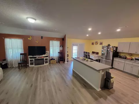 Living - 27 Curly Leaf Ln, Conway, AR 72032 photo 2 of 2