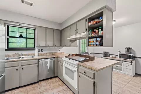Kitchen - 3 Chipmunk Dr, Conway, AR 72032 photo 1 of 2