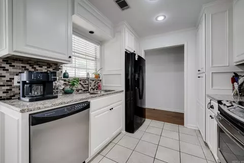 Kitchen - 6 Sedgefield Dr, Conway, AR 72034 photo 5 of 5