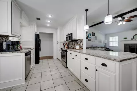 Kitchen - 6 Sedgefield Dr, Conway, AR 72034 photo 4 of 5