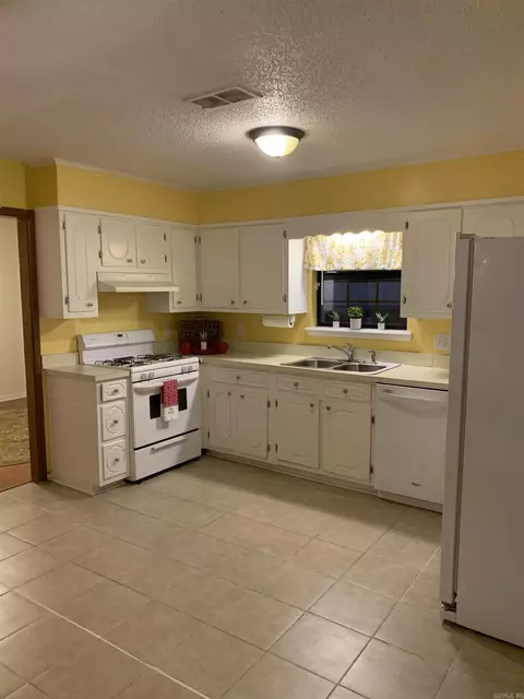 Kitchen - 3609 Old Warren Rd, Pine Bluff, AR 71603 photo 3 of 3
