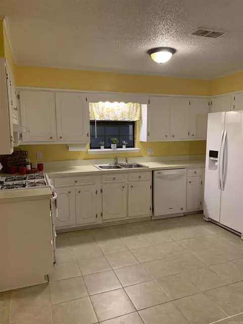 Kitchen - 3609 Old Warren Rd, Pine Bluff, AR 71603 photo 2 of 3