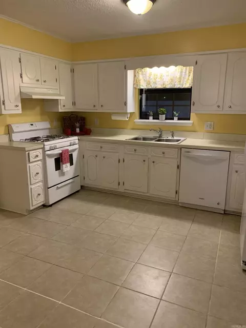 Kitchen - 3609 Old Warren Rd, Pine Bluff, AR 71603 photo 1 of 3