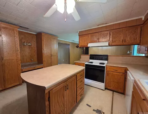 Kitchen - 293 Social Hill Loop, Malvern, AR 72104 photo 2 of 3
