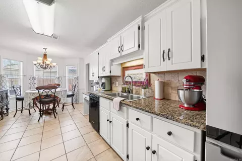 Kitchen - 16 Newcastle, Cabot, AR 72023 photo 3 of 6
