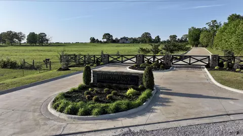 001 Cedar Ct, Searcy, AR 72143