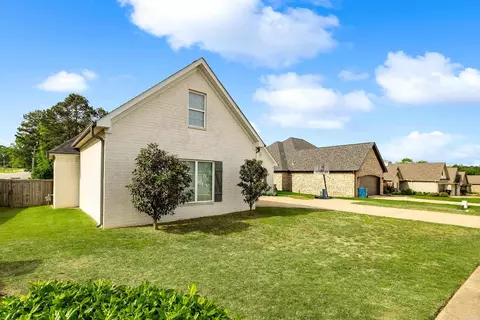 Exterior - 2401 Aberdeen Dr, Bryant, AR 72019 photo 11 of 12