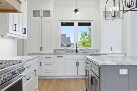 Kitchen - 901 Cimarron Cv, Benton, AR 72019 photo 5 of 6