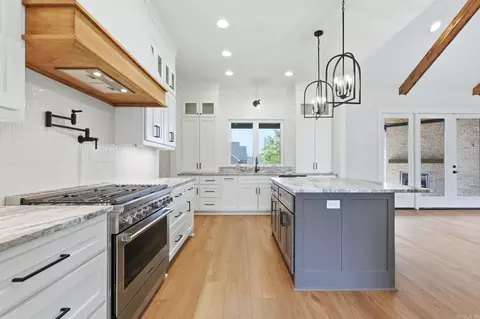 Kitchen - 901 Cimarron Cv, Benton, AR 72019 photo 4 of 6