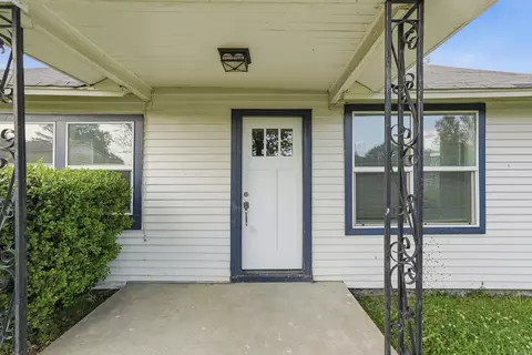 Exterior - 604 Spruce St, Conway, AR 72032 photo 2 of 6