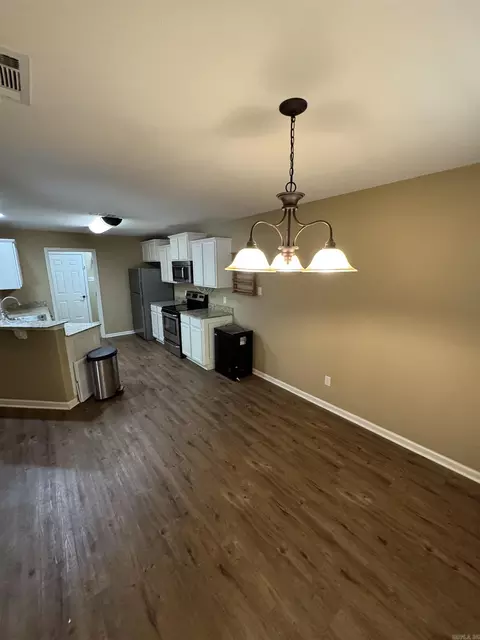 Dining - 3092 Glasgow, Benton, AR 72015 photo 1 of 2