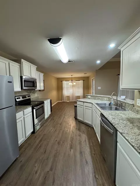 Kitchen - 3092 Glasgow, Benton, AR 72015 photo 2 of 3