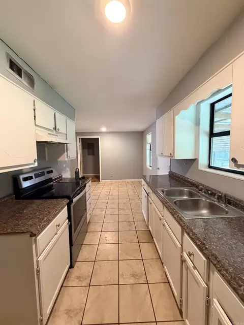 Kitchen - 226 Walden, Benton, AR 72015 photo 6 of 6
