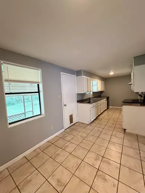 Kitchen - 226 Walden, Benton, AR 72015 photo 1 of 6