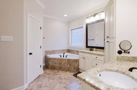 Bath - 10676 Hinds Rd, Benton, AR 72019 photo 1 of 5