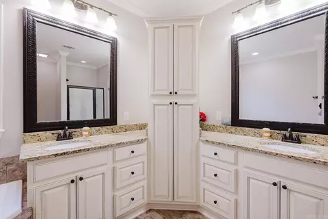 Bath - 10676 Hinds Rd, Benton, AR 72019 photo 2 of 5