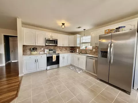 Kitchen - 13725 Apple Glen Cv, Alexander, AR 72002 photo 2 of 3