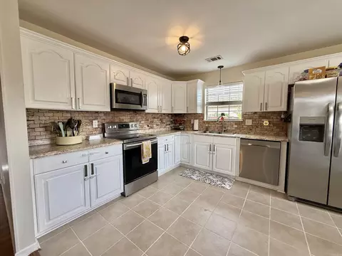 Kitchen - 13725 Apple Glen Cv, Alexander, AR 72002 photo 3 of 3