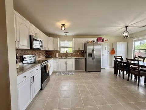 Kitchen - 13725 Apple Glen Cv, Alexander, AR 72002 photo 1 of 3