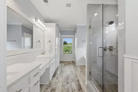 Bath - 4051 Harrison Rd, Benton, AR 72019 photo 1 of 10