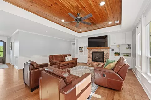 Living - 4051 Harrison Rd, Benton, AR 72019 photo 3 of 4