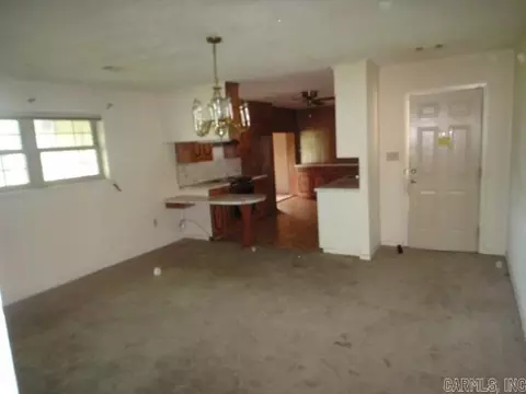 Living - 4 Mohawk Dr, Searcy, AR 72143 photo 2 of 5