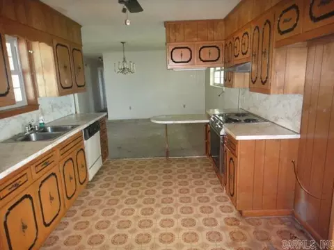 Kitchen - 4 Mohawk Dr, Searcy, AR 72143 photo 2 of 2