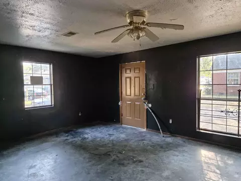 Living - 1707 S Oak St, Pine Bluff, AR 71601 photo 2 of 3
