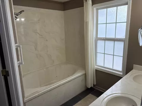 Bath - 1660 Nighthawk Cir, Conway, AR 72034 photo 1 of 2