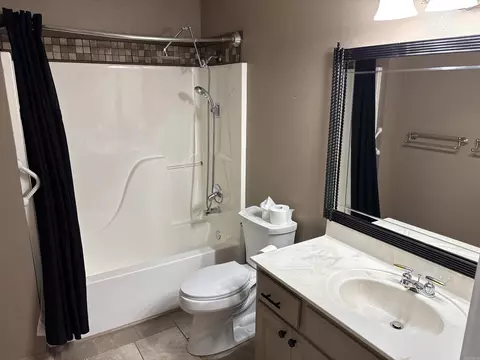 Bath - 1660 Nighthawk Cir, Conway, AR 72034 photo 2 of 2