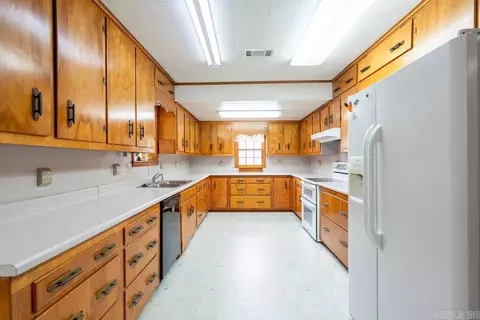 Kitchen - 404 W Curran St, Des Arc, AR 72040 photo 2 of 5