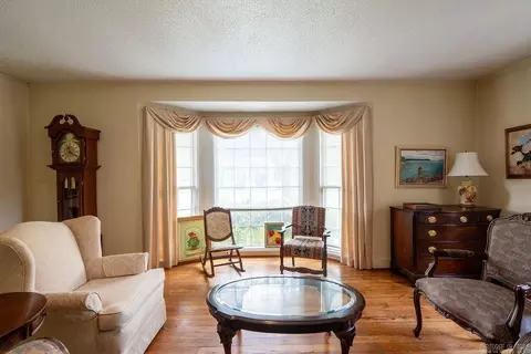 Living - 404 W Curran St, Des Arc, AR 72040 photo 2 of 8