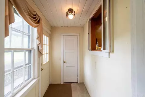 Entry Way - 404 W Curran St, Des Arc, AR 72040 photo 2 of 3
