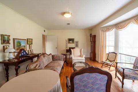 Living - 404 W Curran St, Des Arc, AR 72040 photo 6 of 8