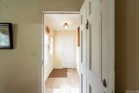 Entry Way - 404 W Curran St, Des Arc, AR 72040 photo 1 of 3
