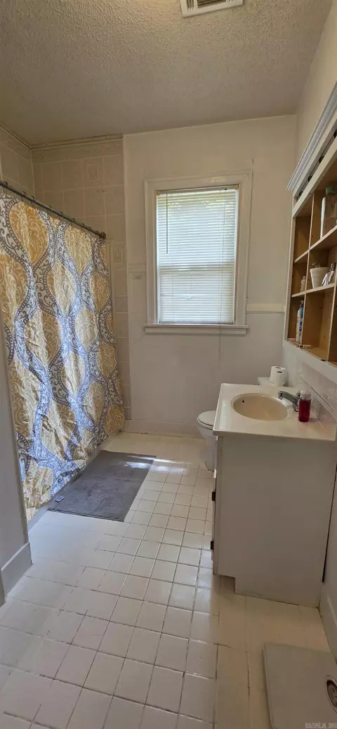 Bath - 1818 S Olive St, Pine Bluff, AR 71603 photo 2 of 2