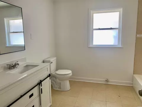 Bath - 3419 S Olive St, Pine Bluff, AR 71601 photo 3 of 4