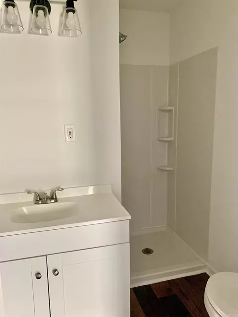 Bath - 3419 S Olive St, Pine Bluff, AR 71601 photo 4 of 4