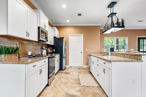 Kitchen - 140 W Hawkview Pl, Royal, AR 71968 photo 4 of 7