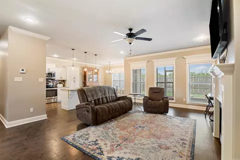 Living - 6263 Alan Dr, Jonesboro, AR 72404 photo 2 of 2
