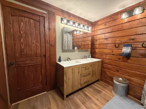 Bath - 263 Jenkins Ln, Malvern, AR 72104 photo 1 of 4