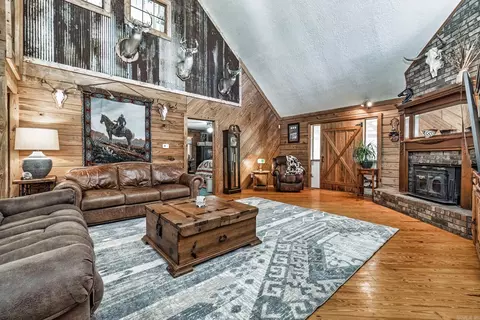 Living - 263 Jenkins Ln, Malvern, AR 72104 photo 2 of 5