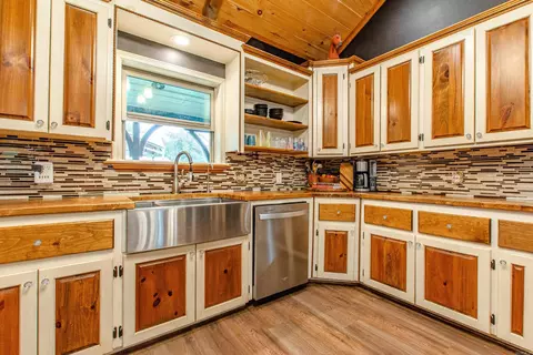 Kitchen - 19688 Mcpherson Rd, Mabelvale, AR 72103 photo 3 of 4