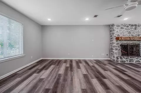 Living - 9 Whispering Dr, Alexander, AR 72002 photo 2 of 7