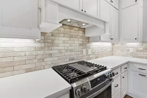 Kitchen - 10 Scheffler Cv, Cabot, AR 72023 photo 5 of 8