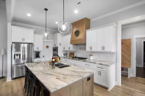 Kitchen - 838 Belle Grove Loop, Benton, AR 72019 photo 2 of 3